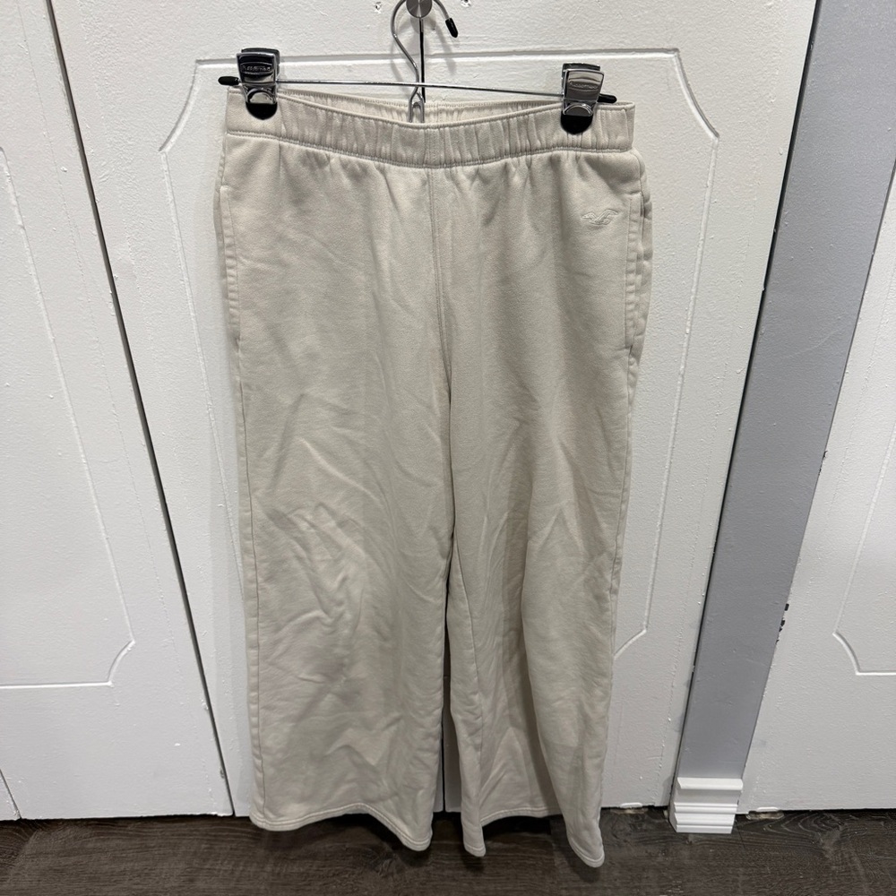 Hollister Cream Ultra High-Rise Fleece Sweatpants
